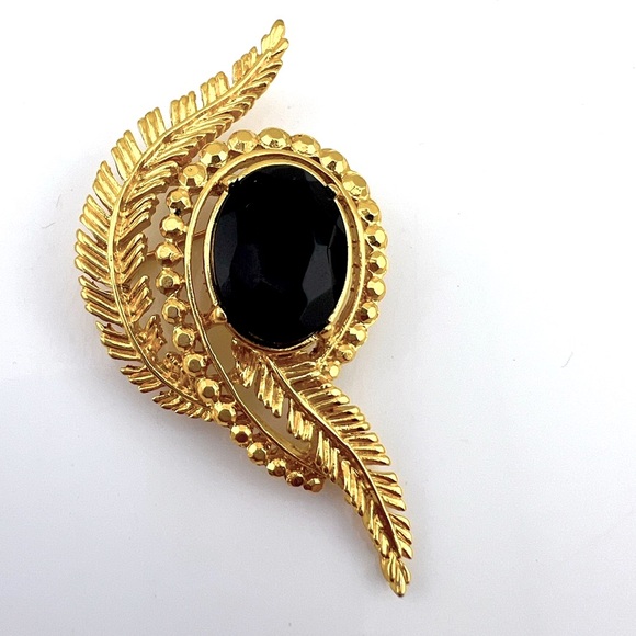 Trifari Jewelry - Vintage Trifari Gold Toned and Black Rhinestone Leaf Brooch